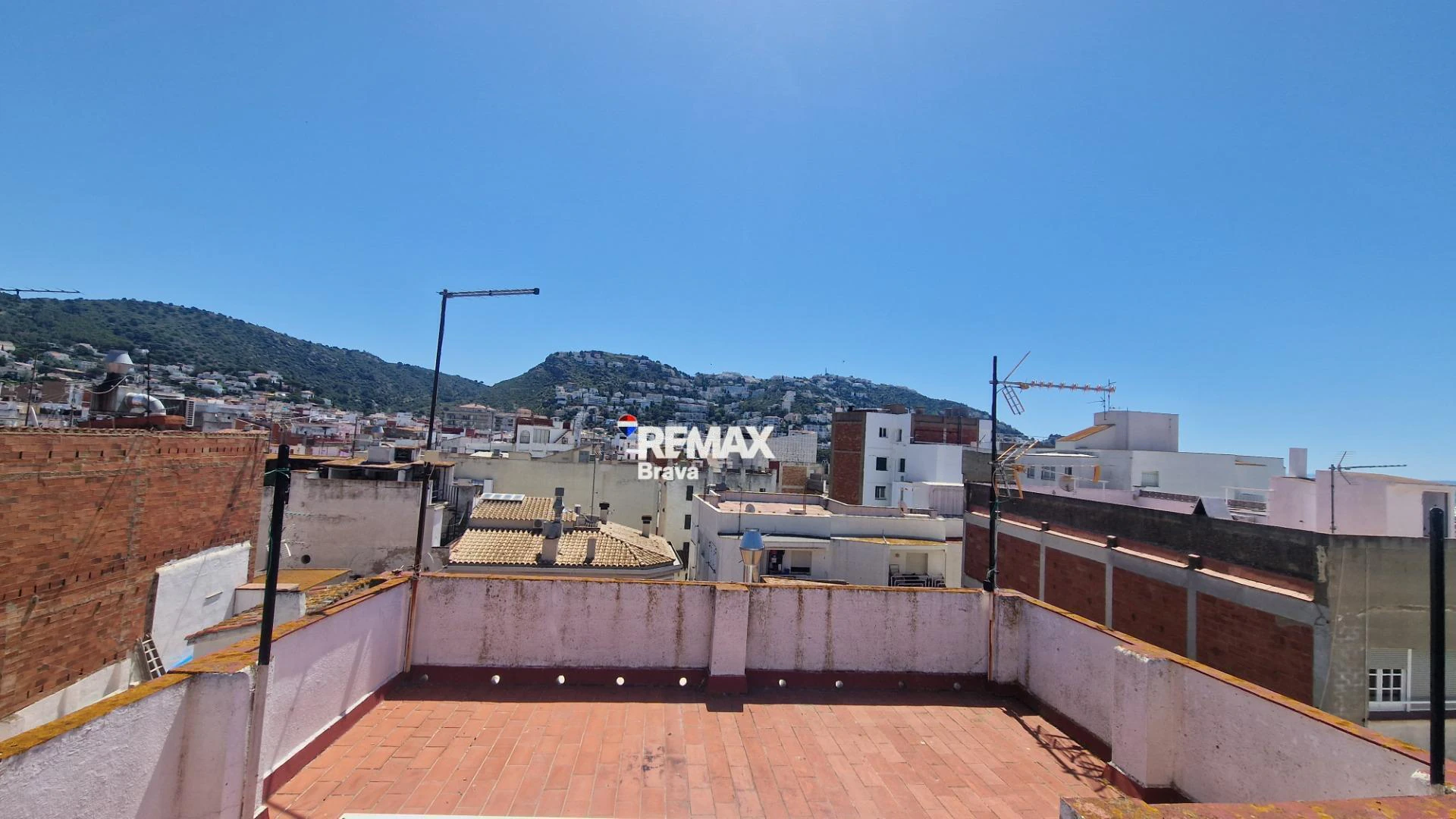Roses | Edificio con local comercial y 3 viviendas en pleno centro peatonal