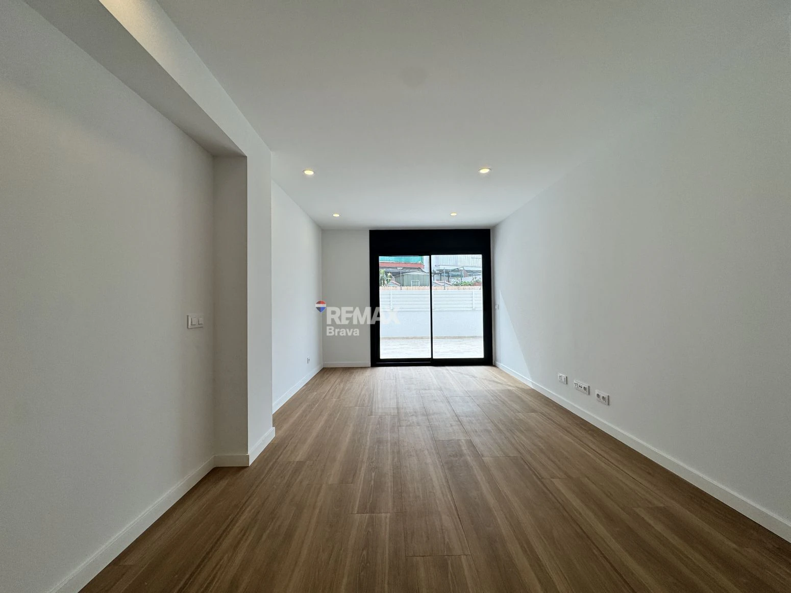 Roses, centro | Magnífico piso con terraza, piscina y parking