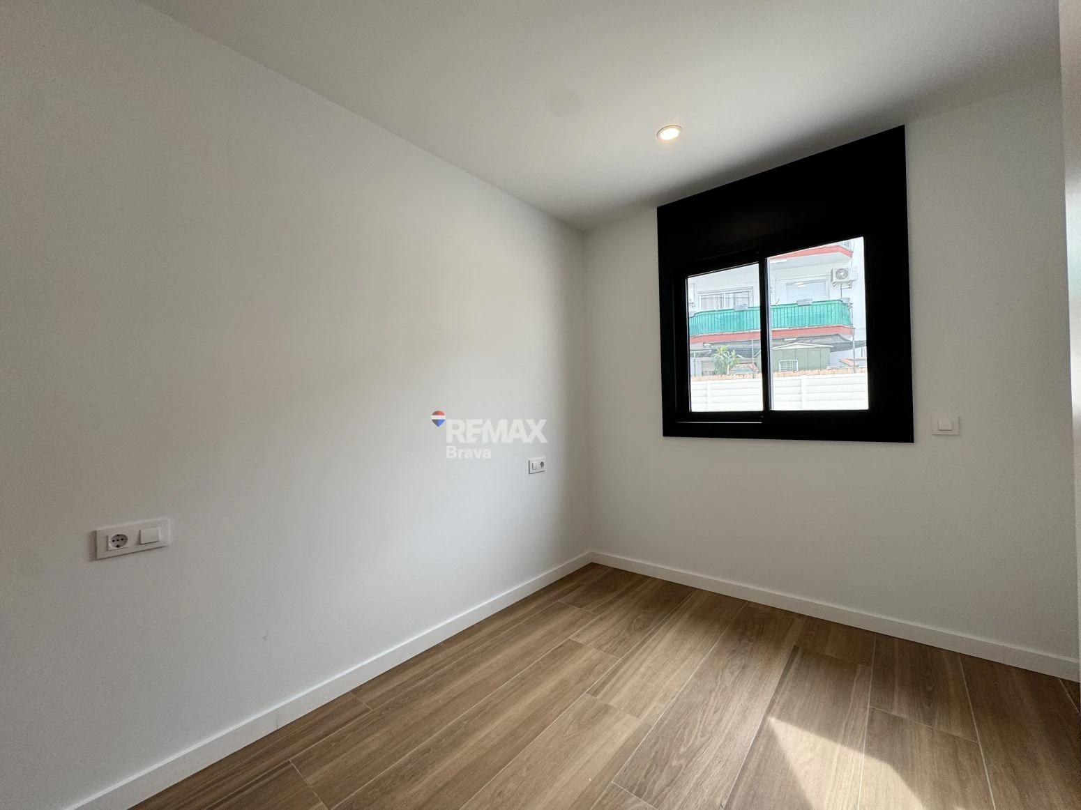 Roses, centro | Magnífico piso con terraza, piscina y parking