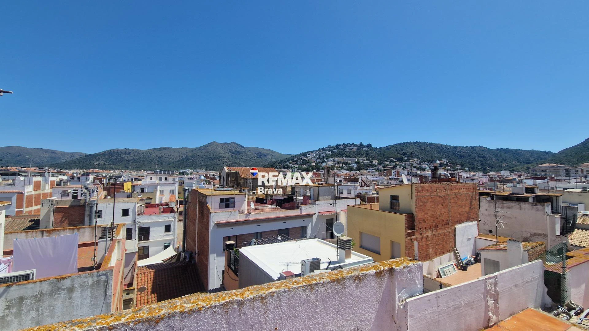 Roses | Edificio con local comercial y 3 viviendas en pleno centro peatonal