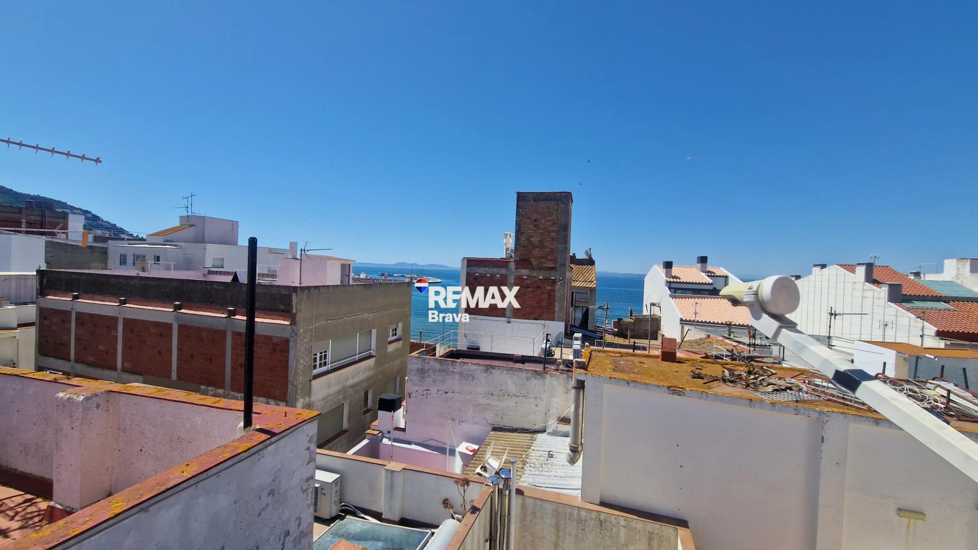 Roses | Edificio con local comercial y 3 viviendas en pleno centro peatonal