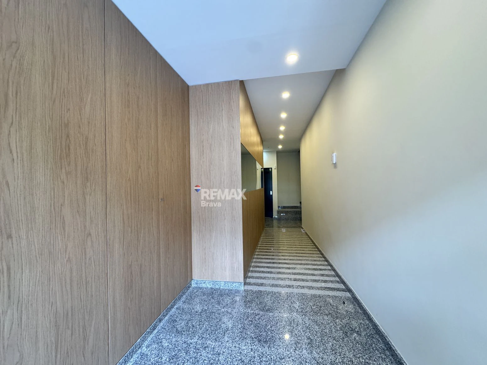 Roses, centro | Magnífico piso con terraza, piscina y parking