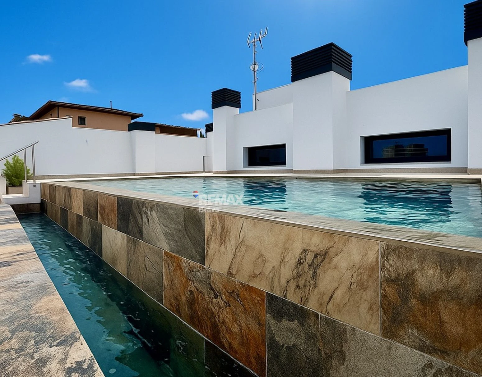 Roses, centro | Magnífico piso con terraza, piscina y parking