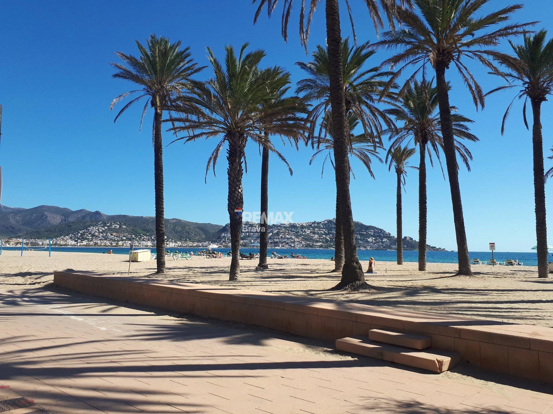 Apartamento con excepcionales vistas al mar, canal y parque natural. Orientación Sur.
