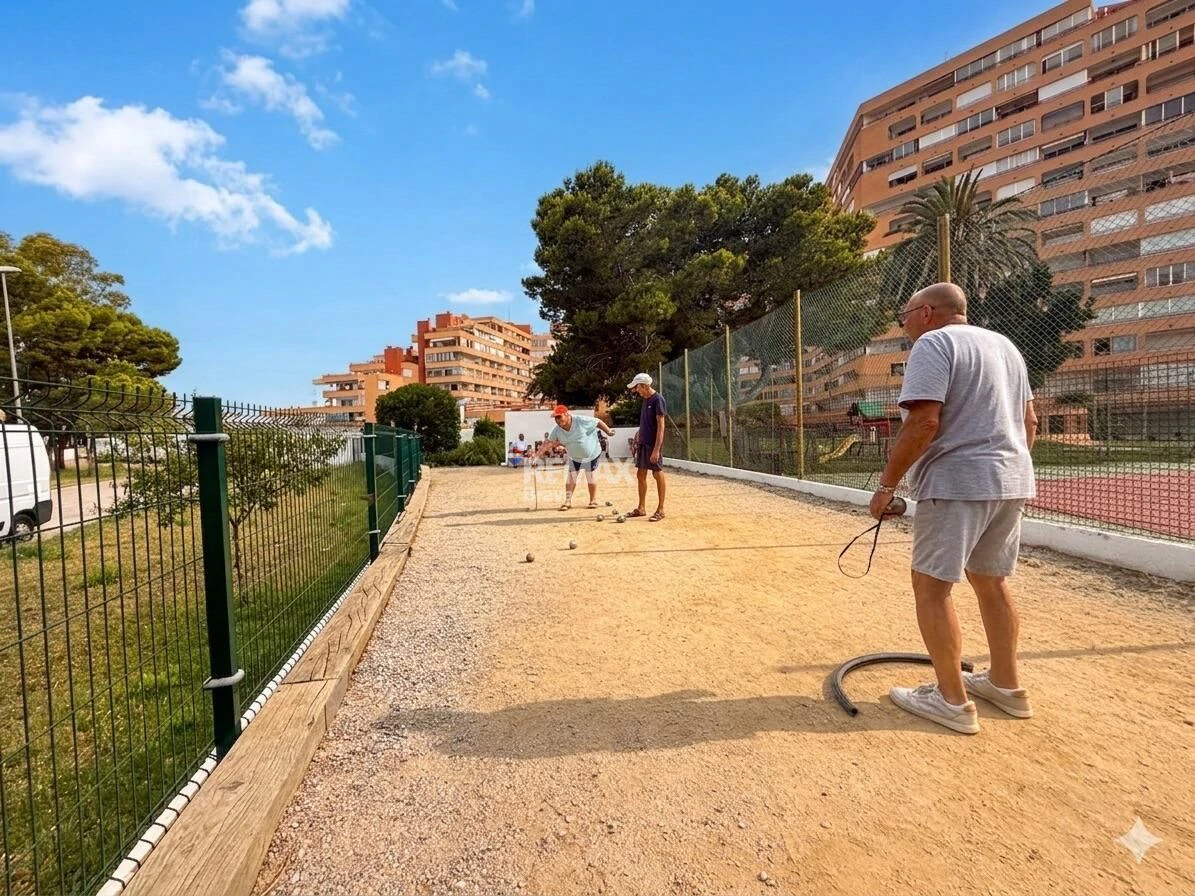 Apartamento con excepcionales vistas al mar, canal y parque natural. Orientación Sur.