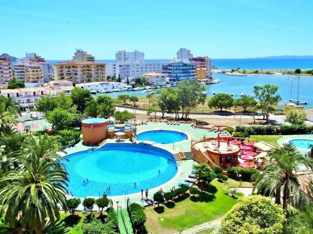 Apartamento con excepcionales vistas al mar, canal y parque natural. Orientación Sur.