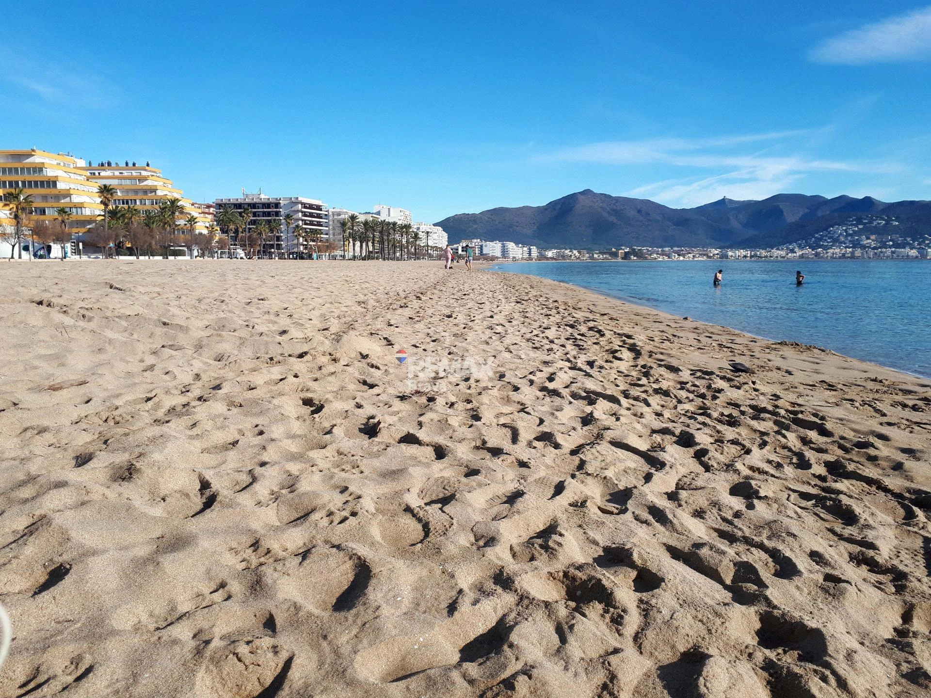 Apartamento con excepcionales vistas al mar, canal y parque natural. Orientación Sur.