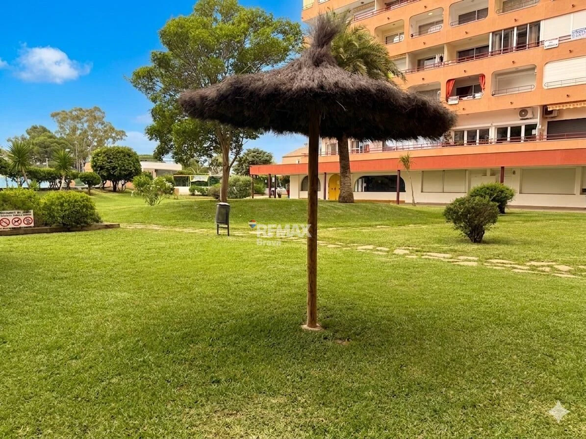 Apartamento con excepcionales vistas al mar, canal y parque natural. Orientación Sur.