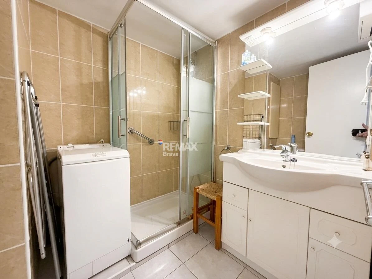 Apartamento con excepcionales vistas al mar, canal y parque natural. Orientación Sur.