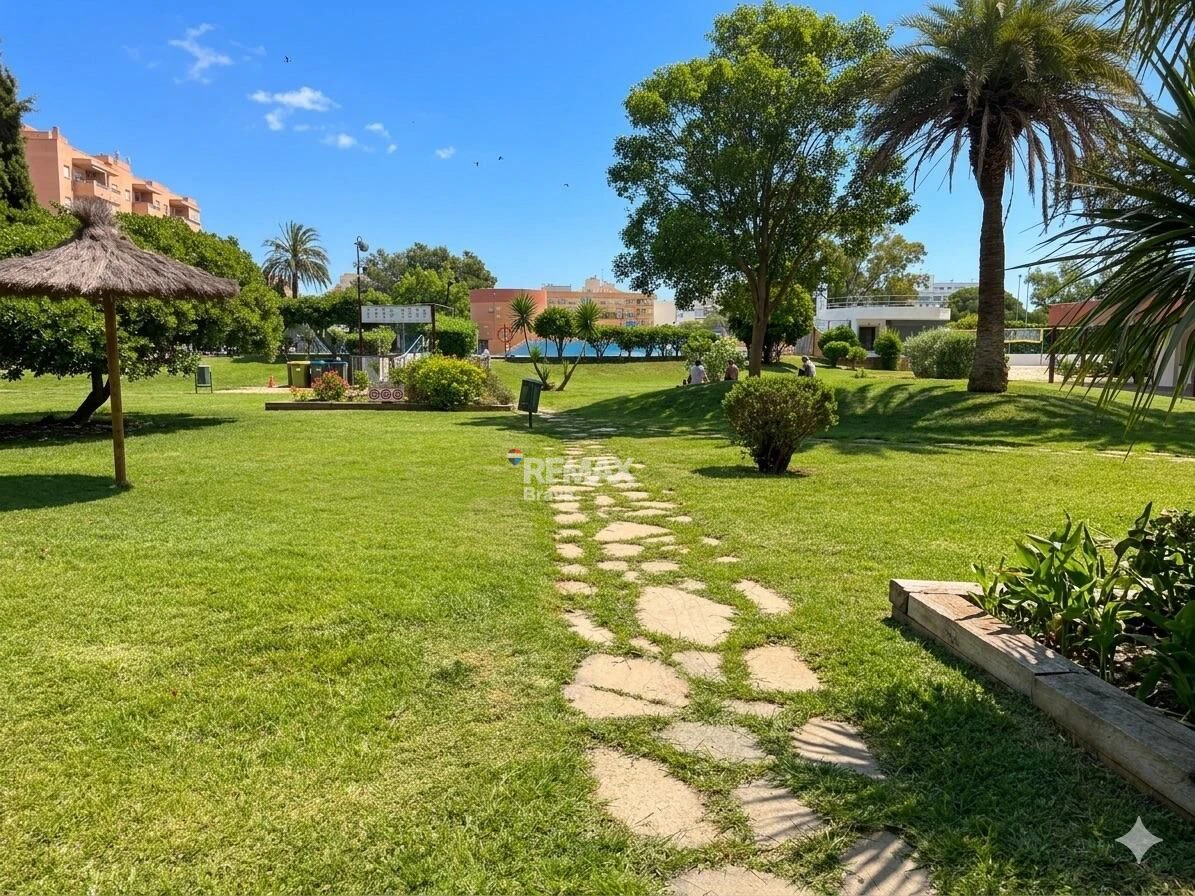 Apartamento con excepcionales vistas al mar, canal y parque natural. Orientación Sur.