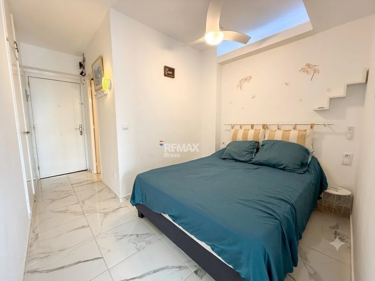 Apartamento con excepcionales vistas al mar, canal y parque natural. Orientación Sur.