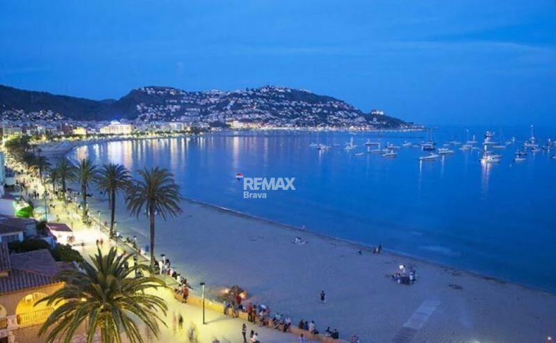 Apartamento con excepcionales vistas al mar, canal y parque natural. Orientación Sur.