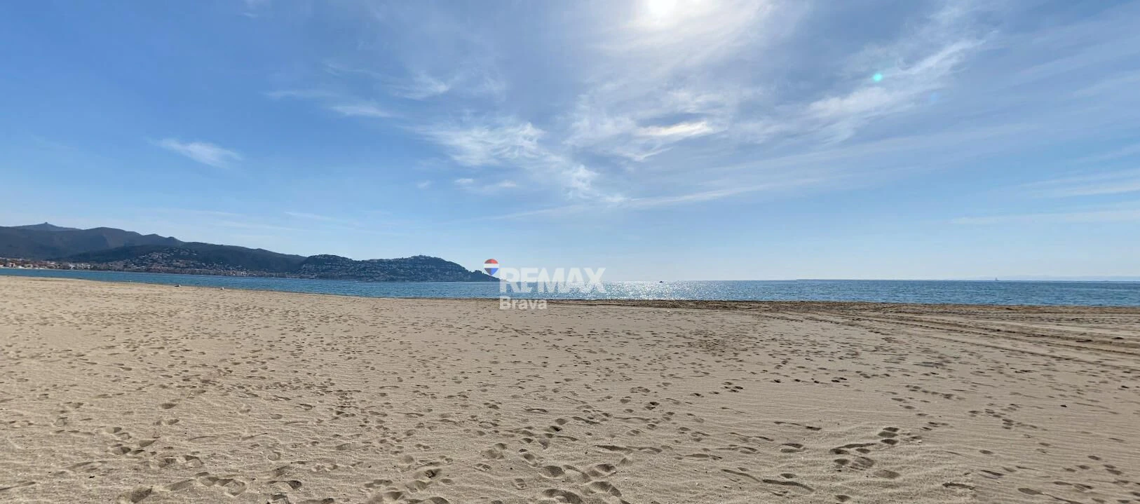 Apartamento con excepcionales vistas al mar, canal y parque natural. Orientación Sur.