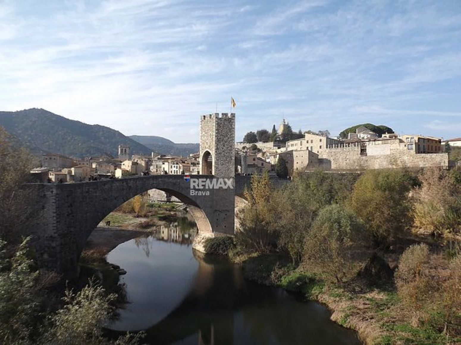 Besalú | Edificio junto al puente medieval con local comercial y gran potencial de inversión