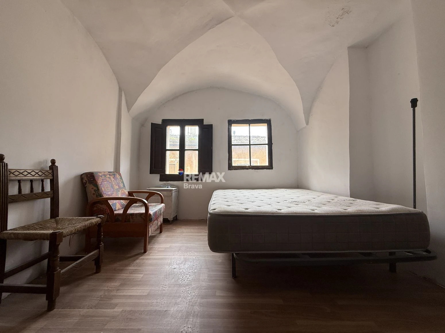 Besalú | Edificio junto al puente medieval con local comercial y gran potencial de inversión