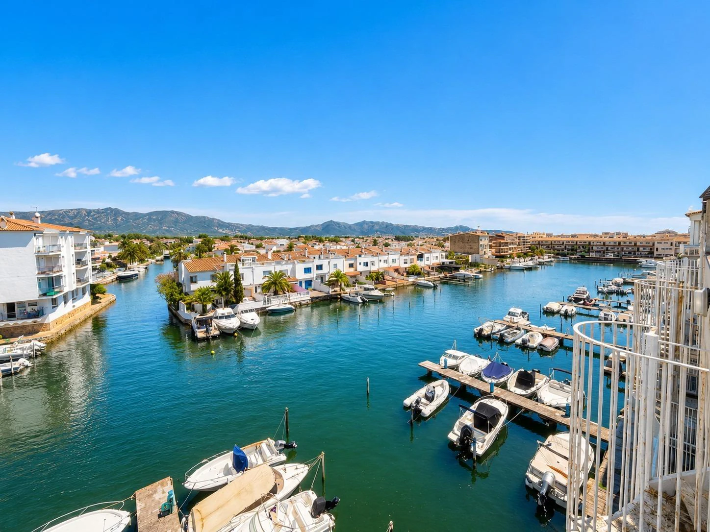 Ático dúplex con licencia turística y vistas a los canales de Empuriabrava.