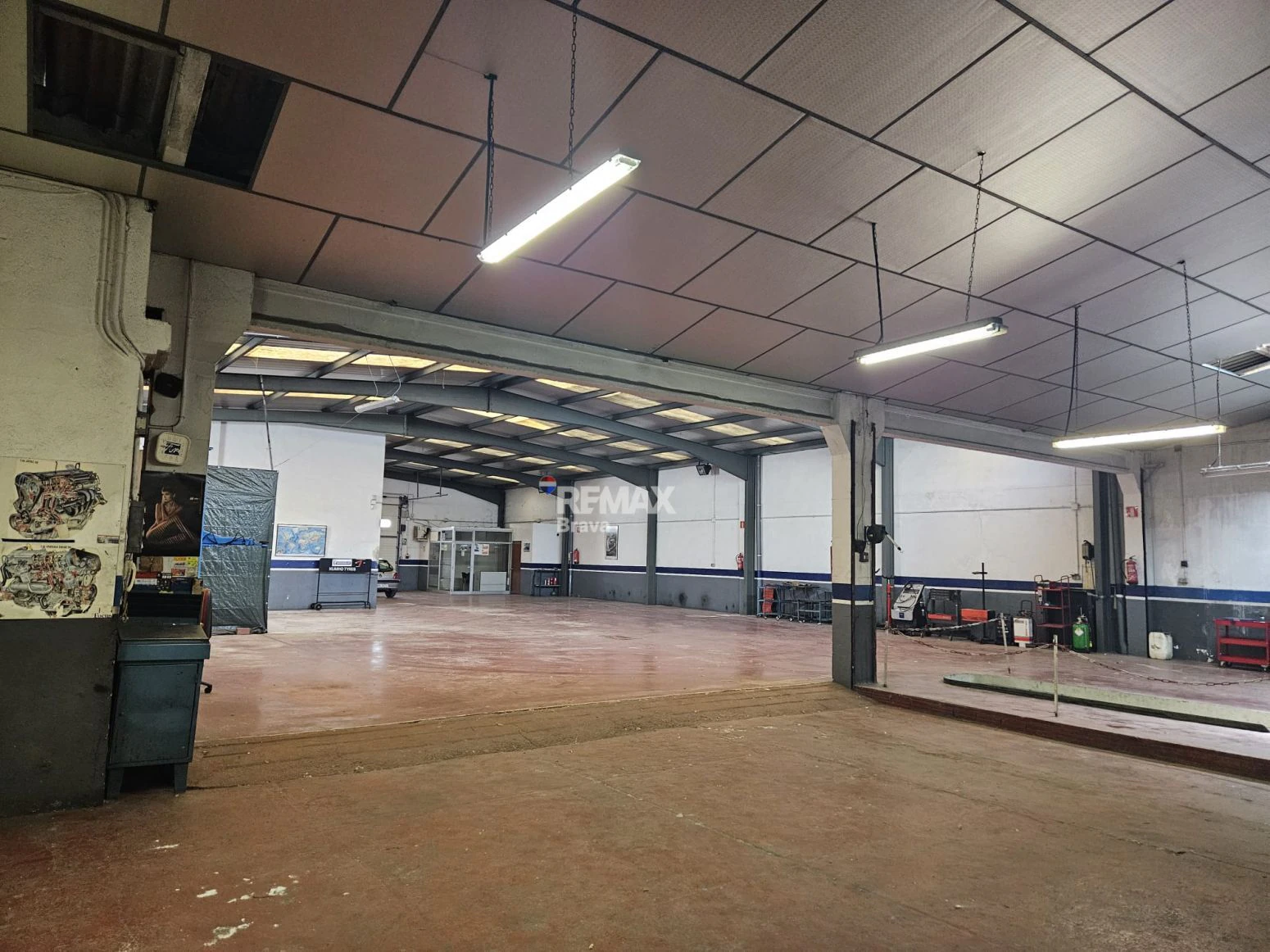 Salt · Casa con dos viviendas y taller mecánico en funcionamiento · Oportunidad de inversión