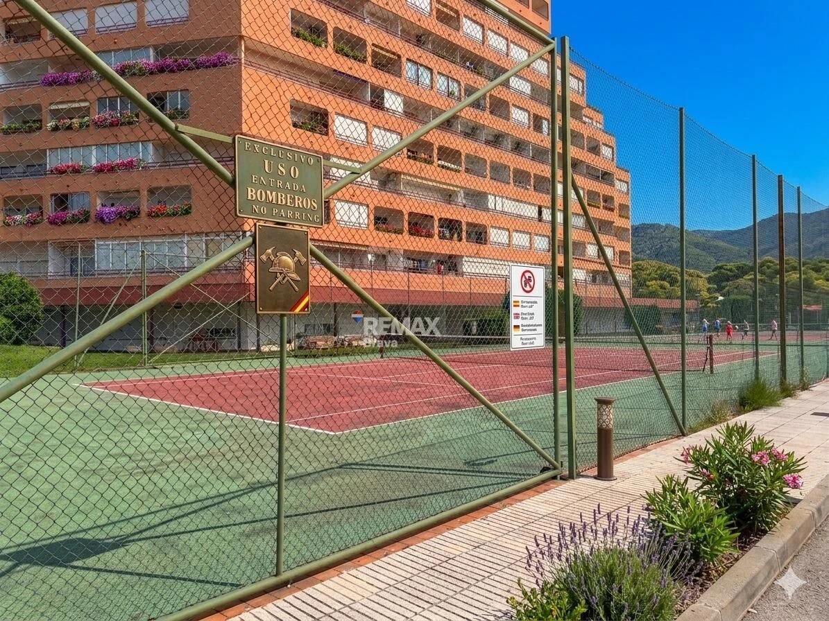 Apartamento con excepcionales vistas al mar, canal y parque natural. Orientación Sur.