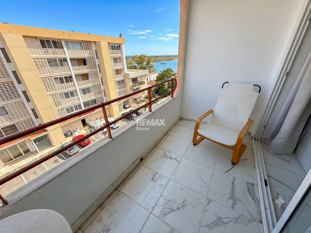 Apartamento con excepcionales vistas al mar, canal y parque natural. Orientación Sur.