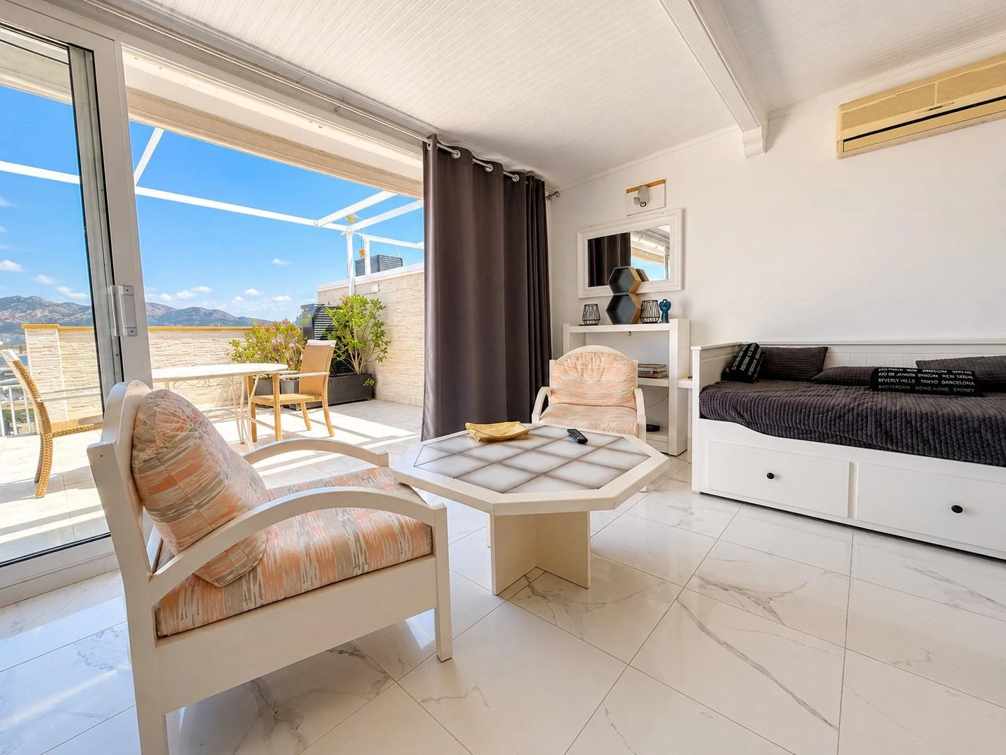 Ático dúplex con licencia turística y vistas a los canales de Empuriabrava.