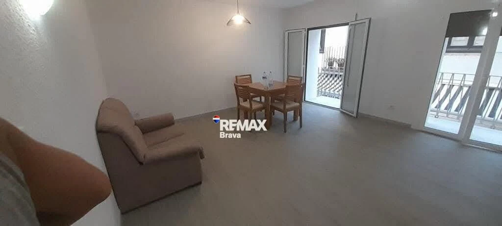 Roses | Edificio con local comercial y 3 viviendas en pleno centro peatonal