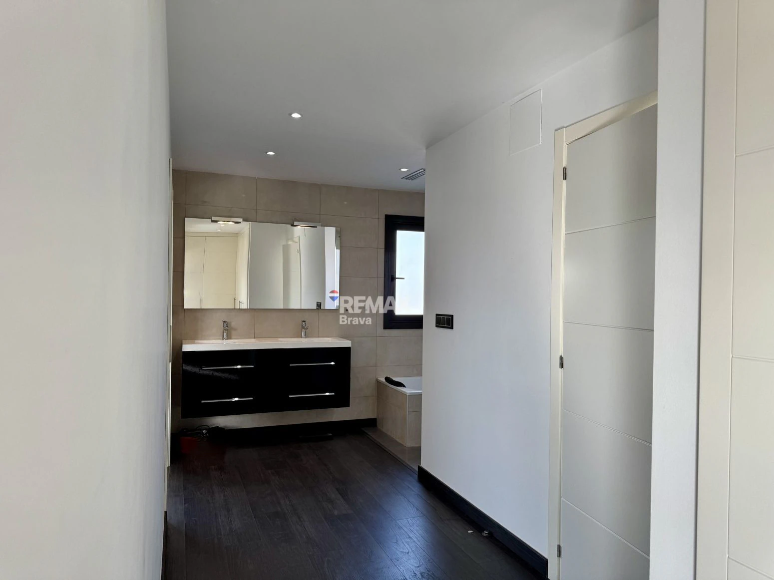 Roses – Santa Margarida | Exclusiva Casa Canal con 20 Metros de Amarre Privado