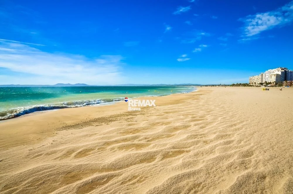 Ático dúplex con licencia turística y vistas a los canales de Empuriabrava.