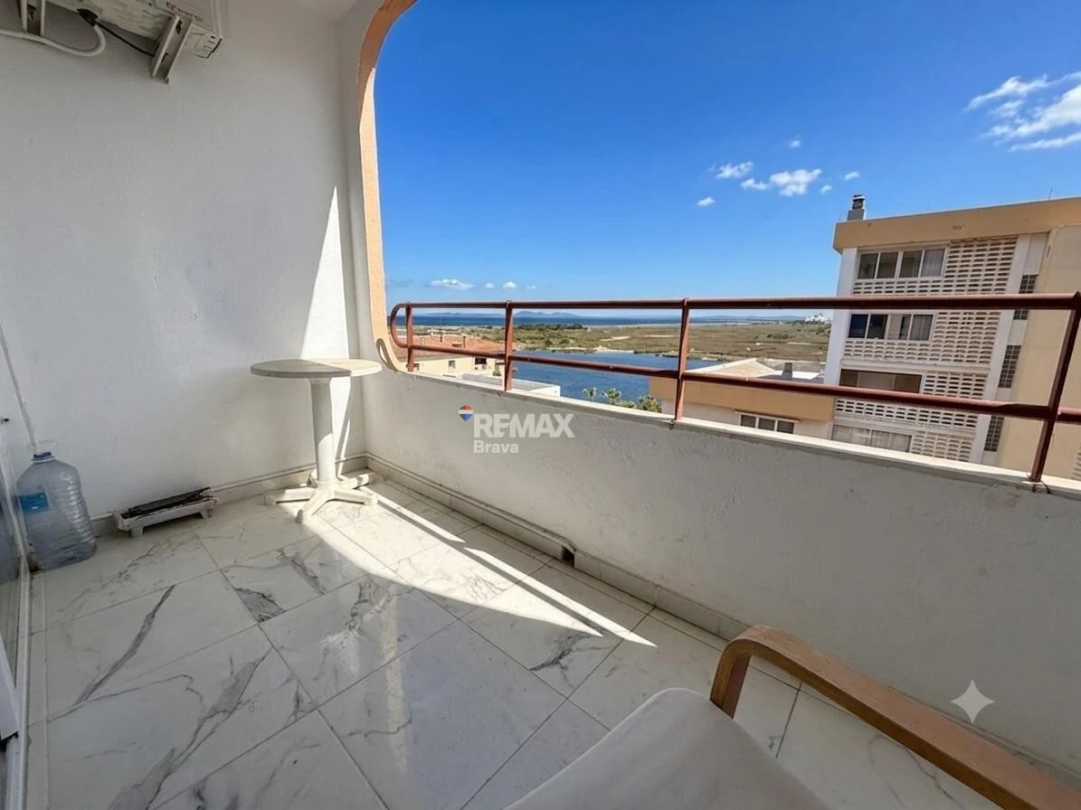 Apartamento con excepcionales vistas al mar, canal y parque natural. Orientación Sur.