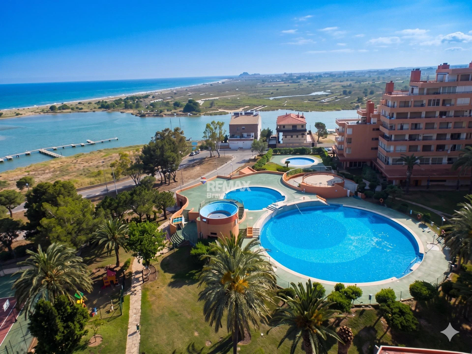 Apartamento con excepcionales vistas al mar, canal y parque natural. Orientación Sur.