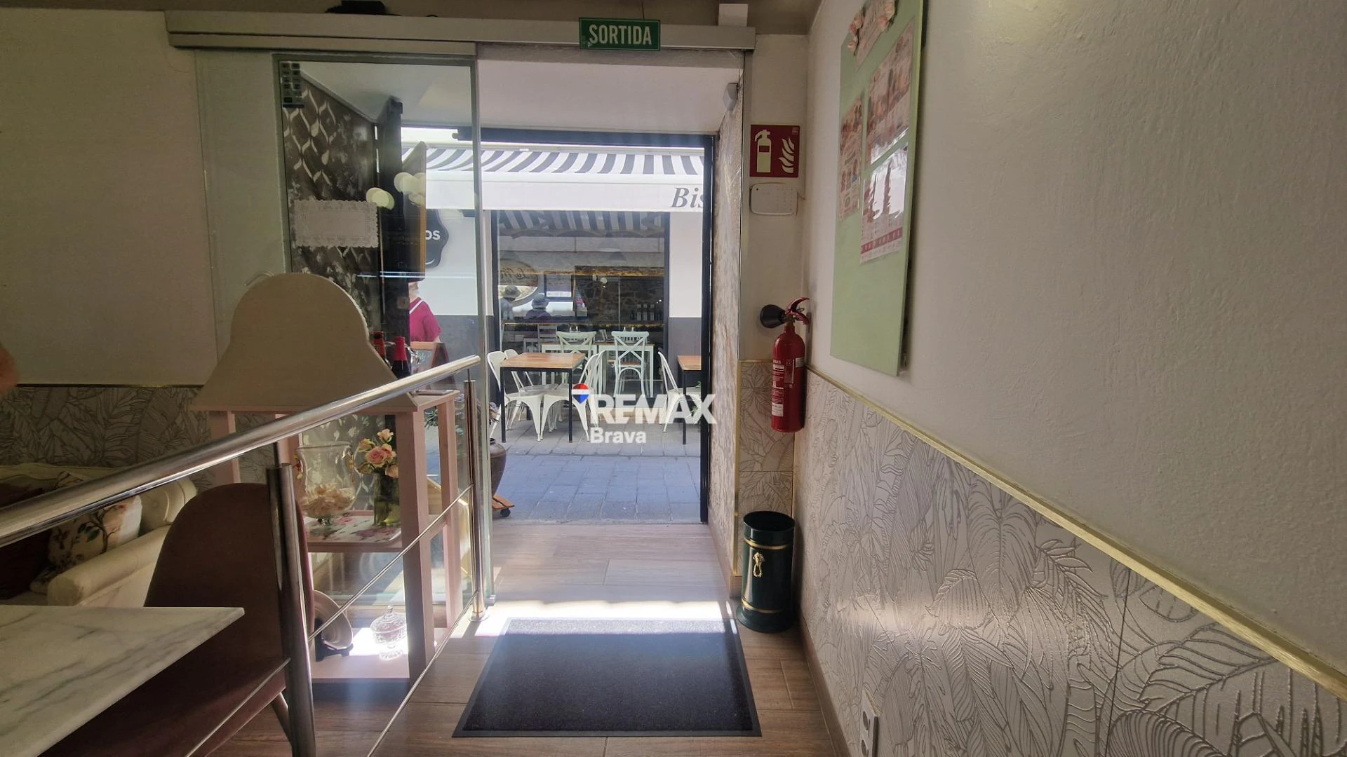 Roses | Edificio con local comercial y 3 viviendas en pleno centro peatonal