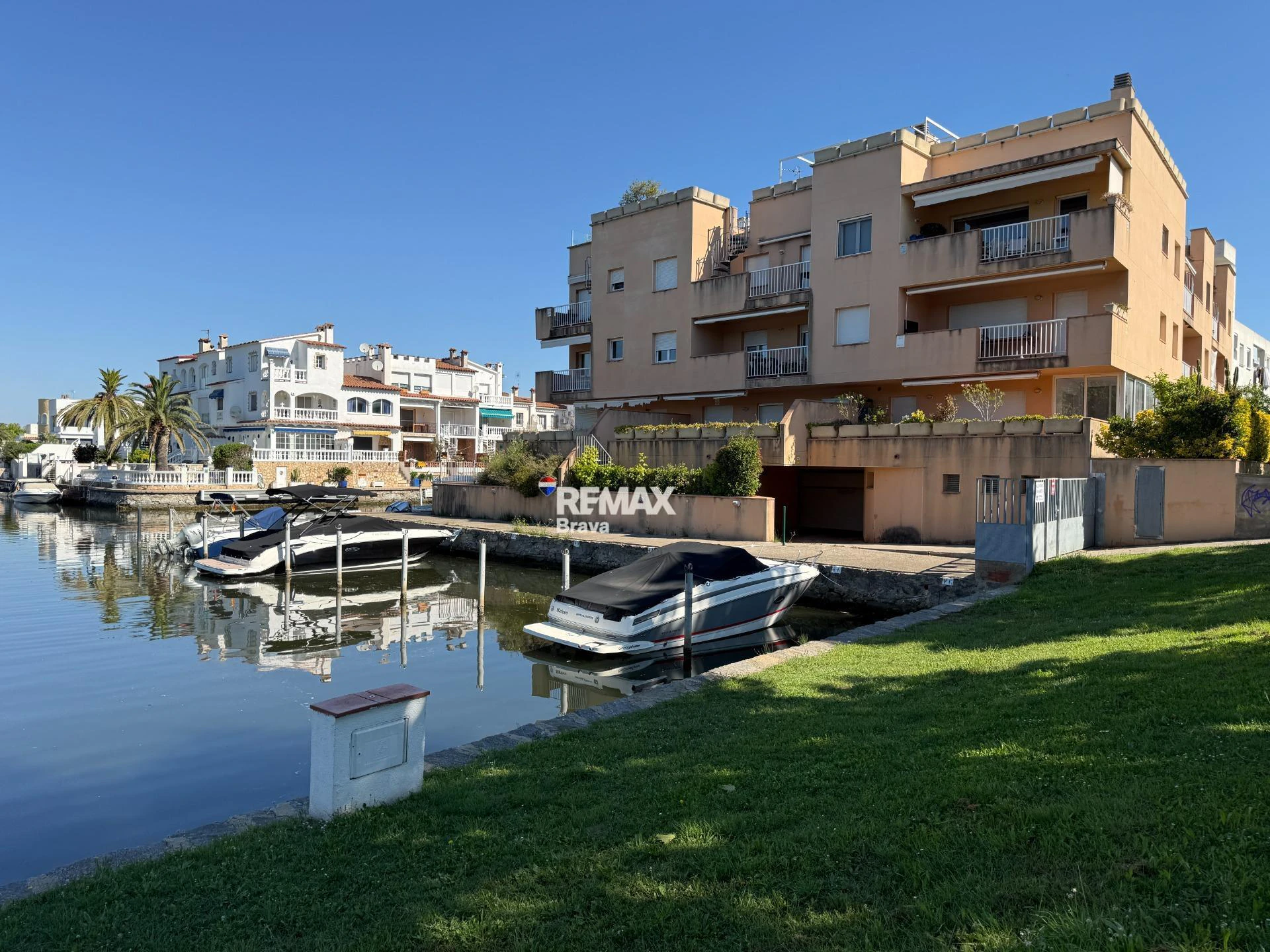 Exclusivo ático con solárium en Empuriabrava, luminosidad, confort y vistas despejadas en el sector Alberes
