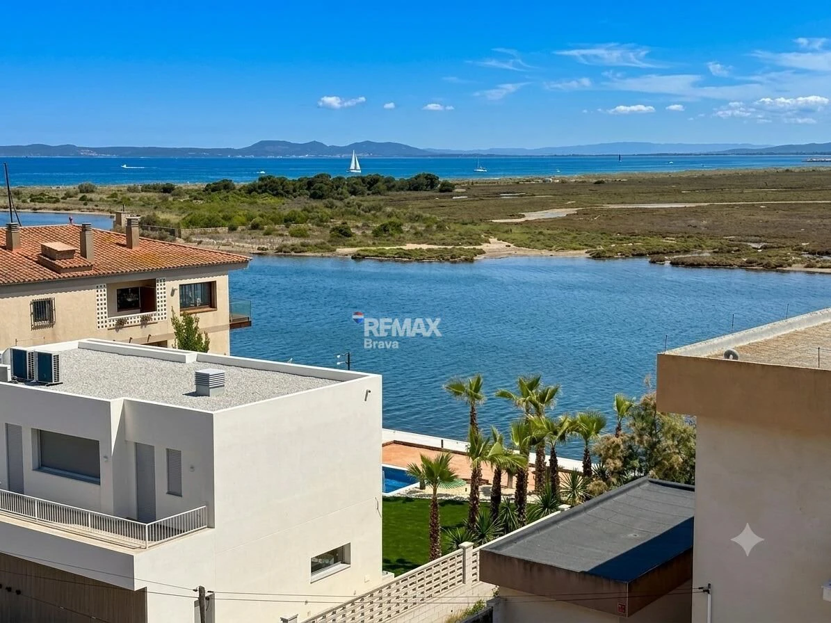 Apartamento con excepcionales vistas al mar, canal y parque natural. Orientación Sur.