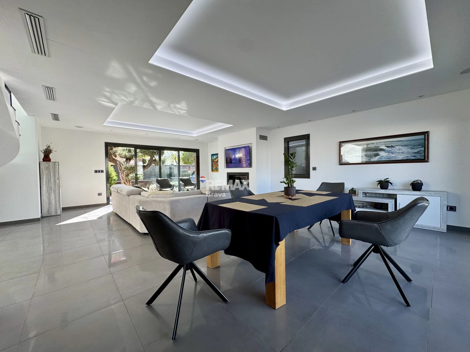 Roses – Santa Margarida | Exclusiva Casa Canal con 20 Metros de Amarre Privado