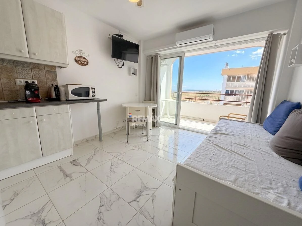 Apartamento con excepcionales vistas al mar, canal y parque natural. Orientación Sur.