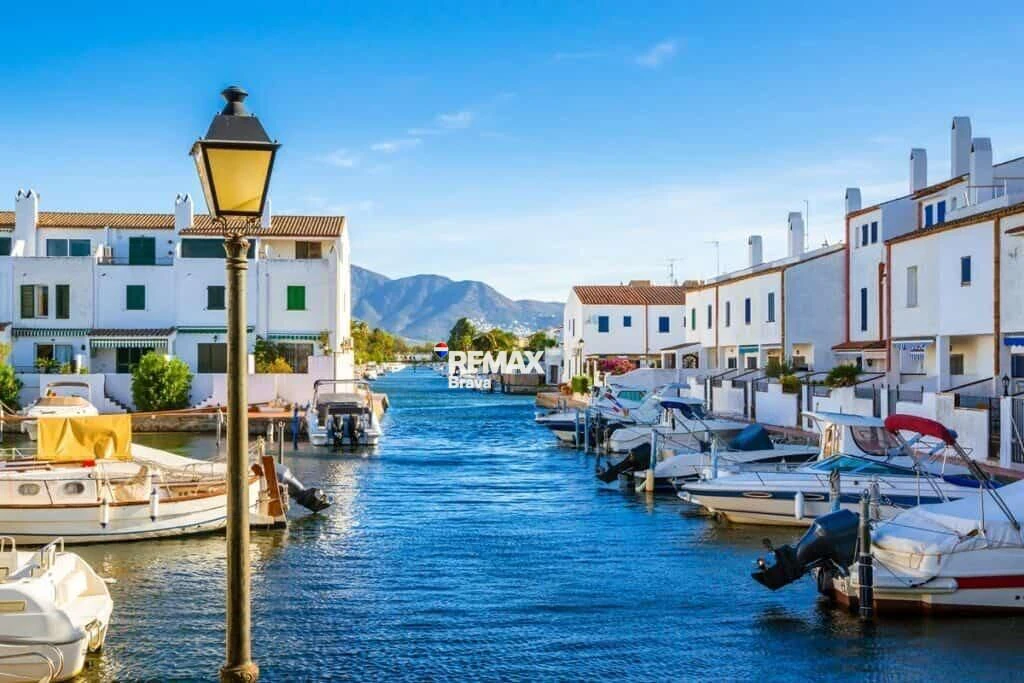 Ático dúplex con licencia turística y vistas a los canales de Empuriabrava.