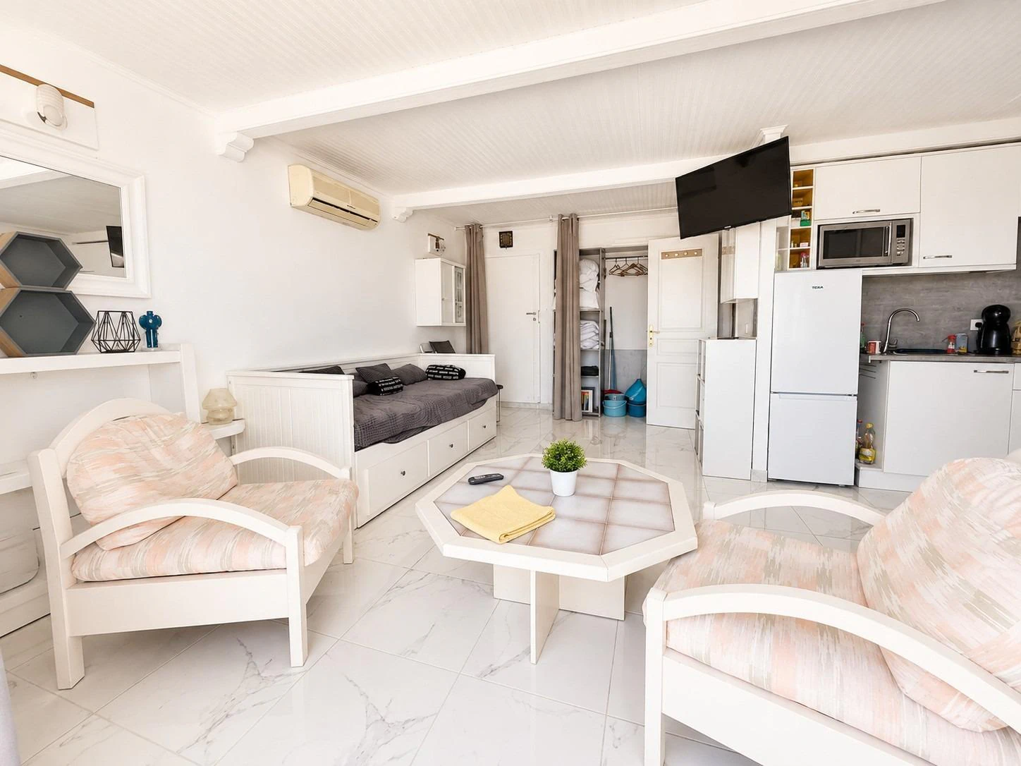 Ático dúplex con licencia turística y vistas a los canales de Empuriabrava.