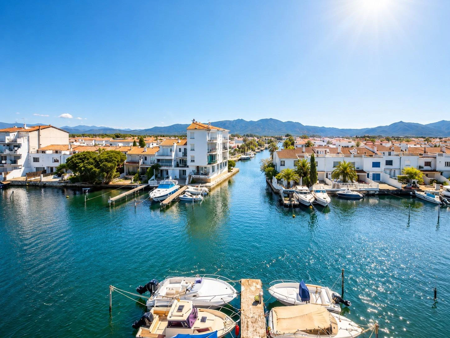 Ático dúplex con licencia turística y vistas a los canales de Empuriabrava.
