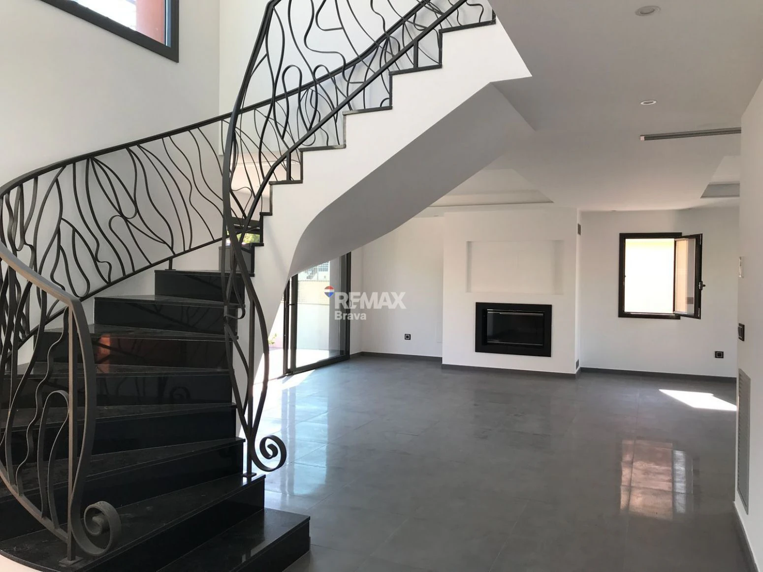 Roses – Santa Margarida | Exclusiva Casa Canal con 20 Metros de Amarre Privado