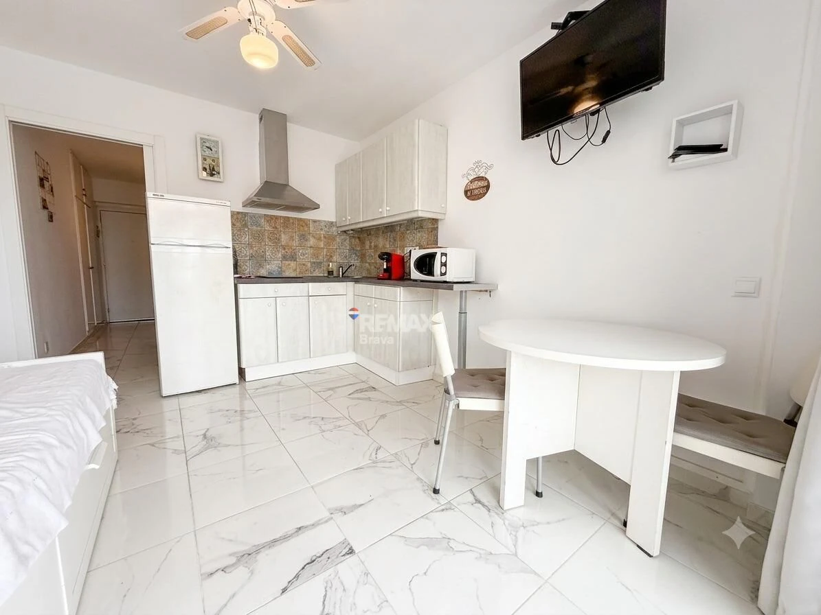 Apartamento con excepcionales vistas al mar, canal y parque natural. Orientación Sur.
