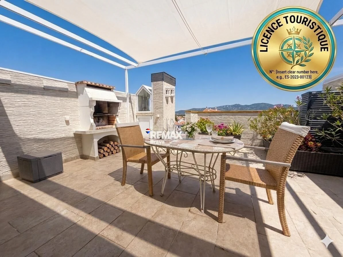 Ático dúplex con licencia turística y vistas a los canales de Empuriabrava.