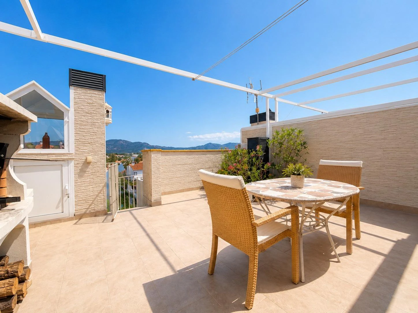 Ático dúplex con licencia turística y vistas a los canales de Empuriabrava.