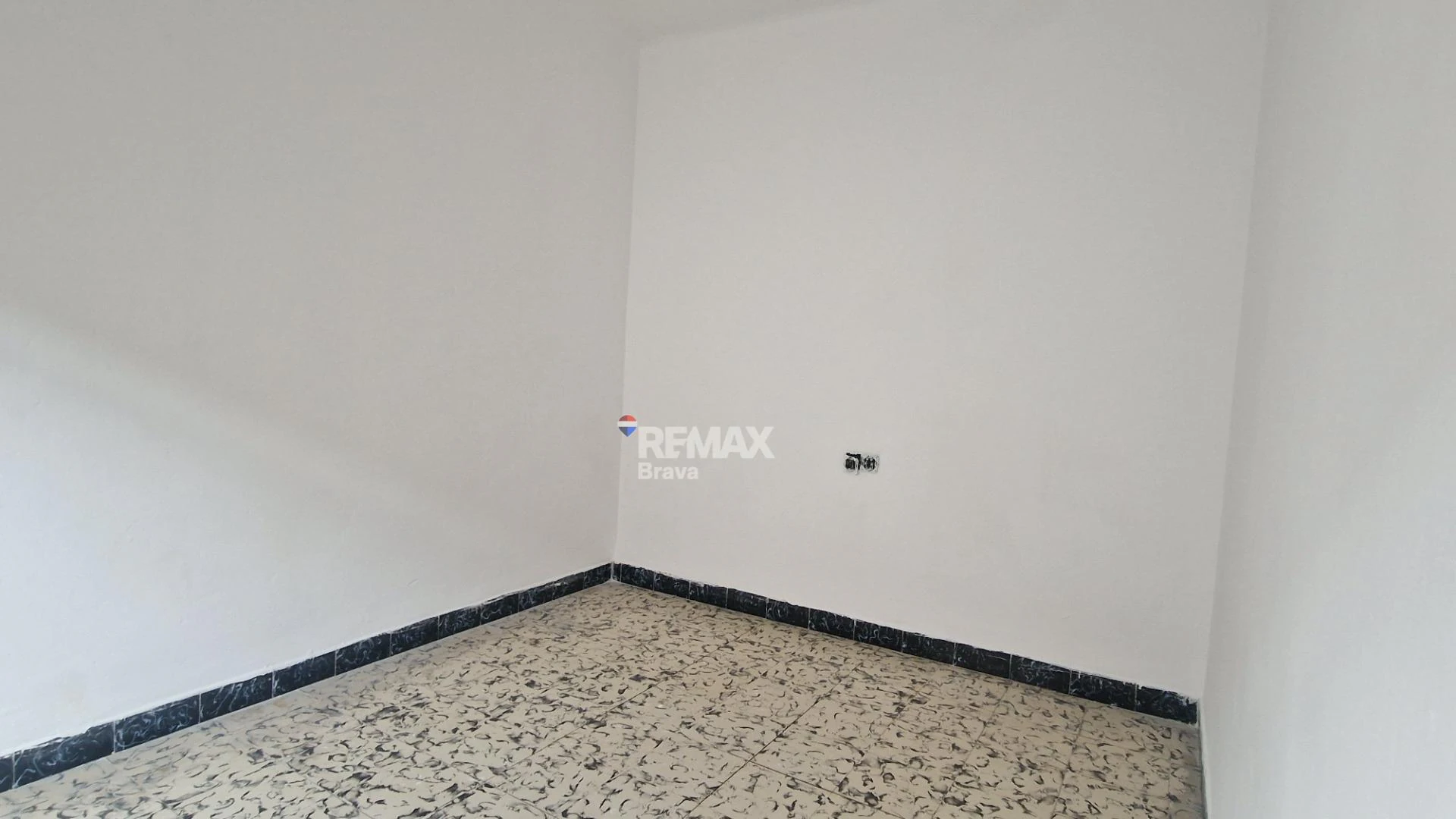 Roses | Edificio con local comercial y 3 viviendas en pleno centro peatonal