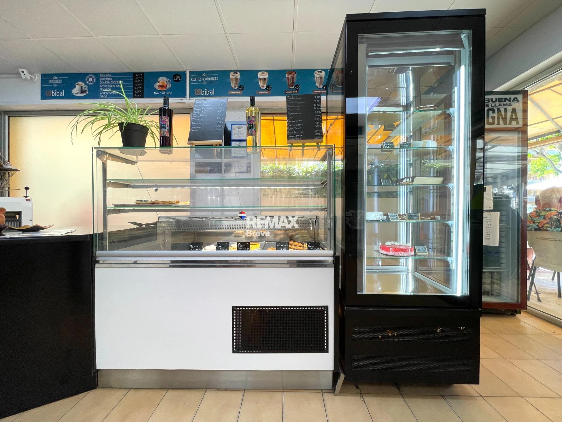 Roses, Santa Margarita: se traspasa una panadería - cafetería en pleno funcionamiento
