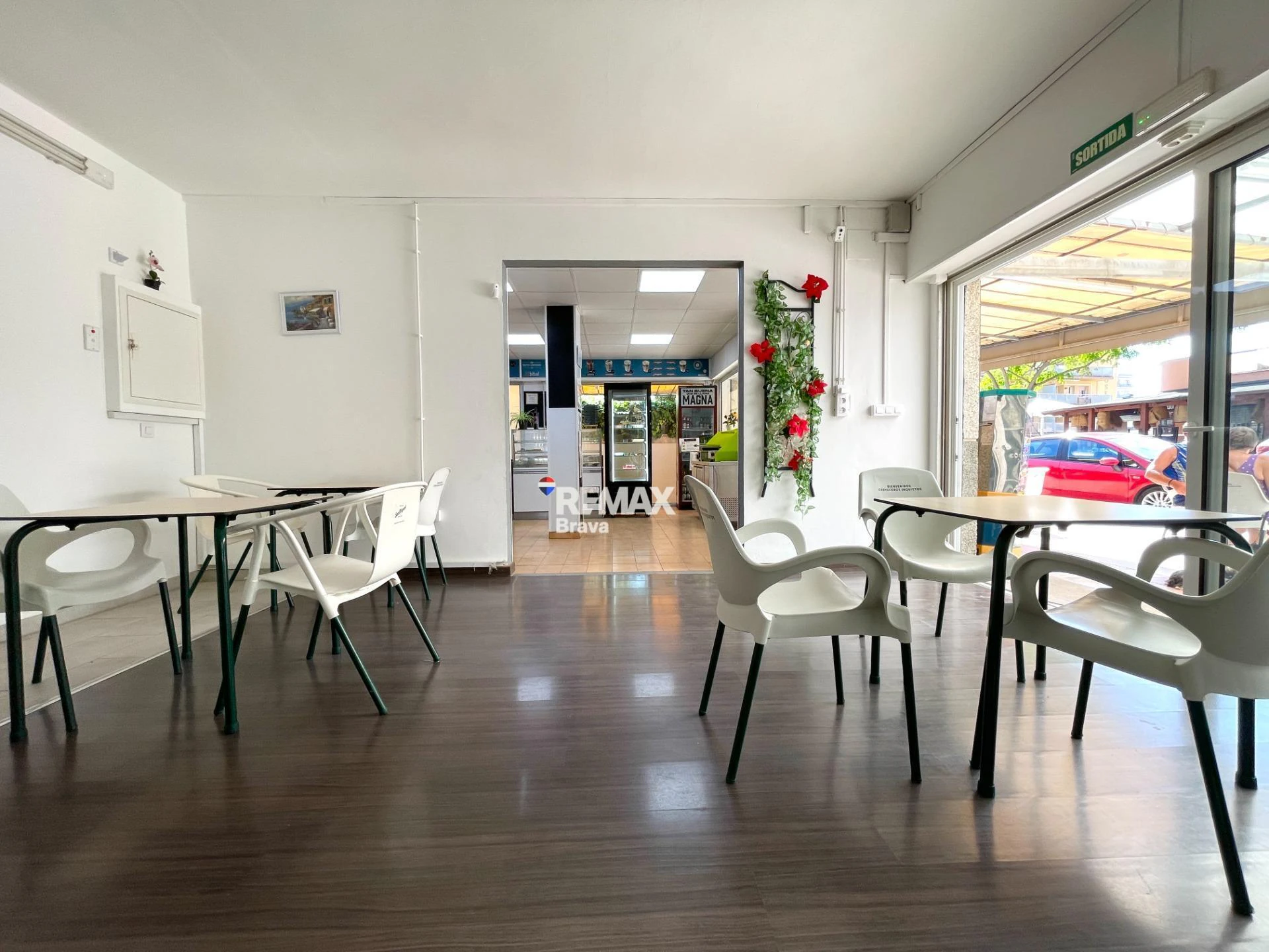 Roses, Santa Margarita: se traspasa una panadería - cafetería en pleno funcionamiento