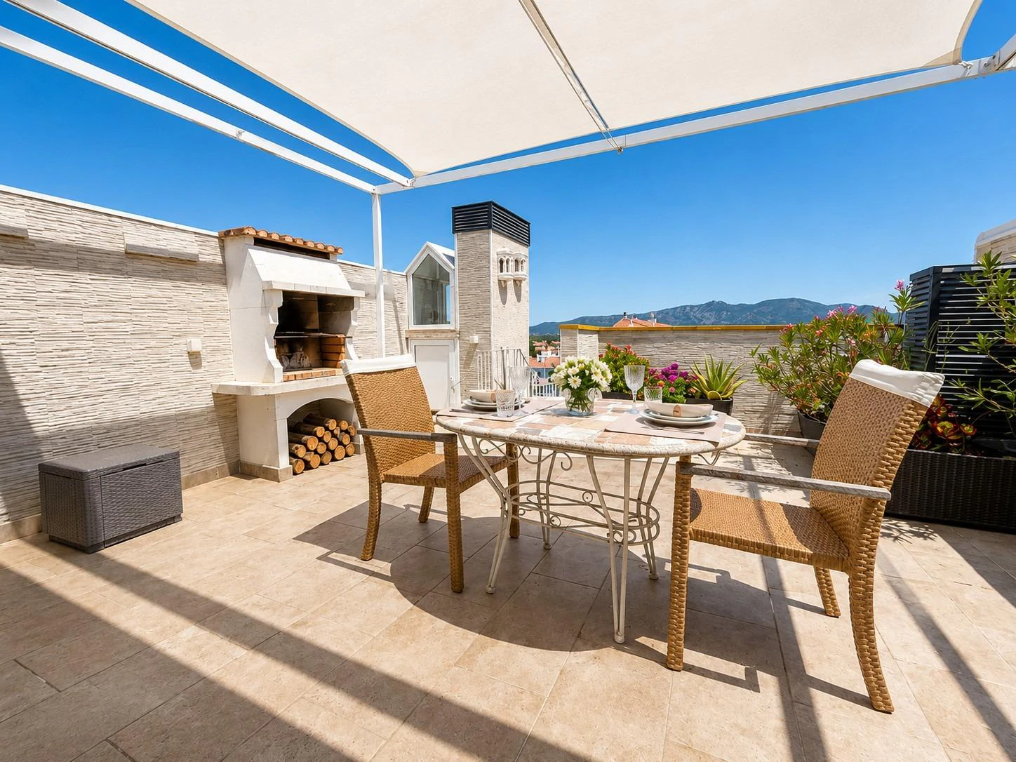 *** GELEGENHEIT IN EMPURIABRAVA: DUPLEX-PENTHOUSE MIT TOURISTENLIZENZ UND KANALBlick ***