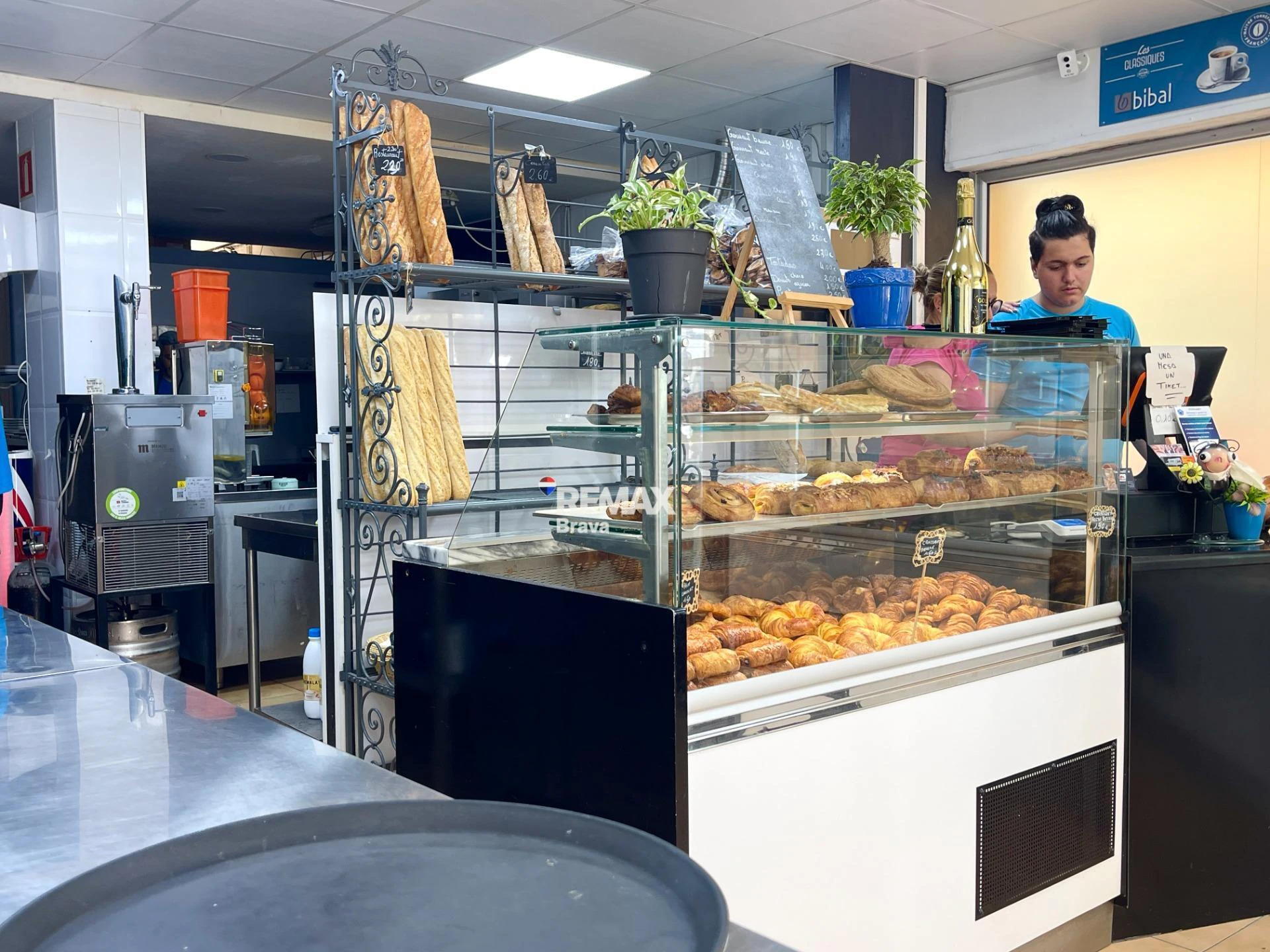 Roses, Santa Margarita: se traspasa una panadería - cafetería en pleno funcionamiento