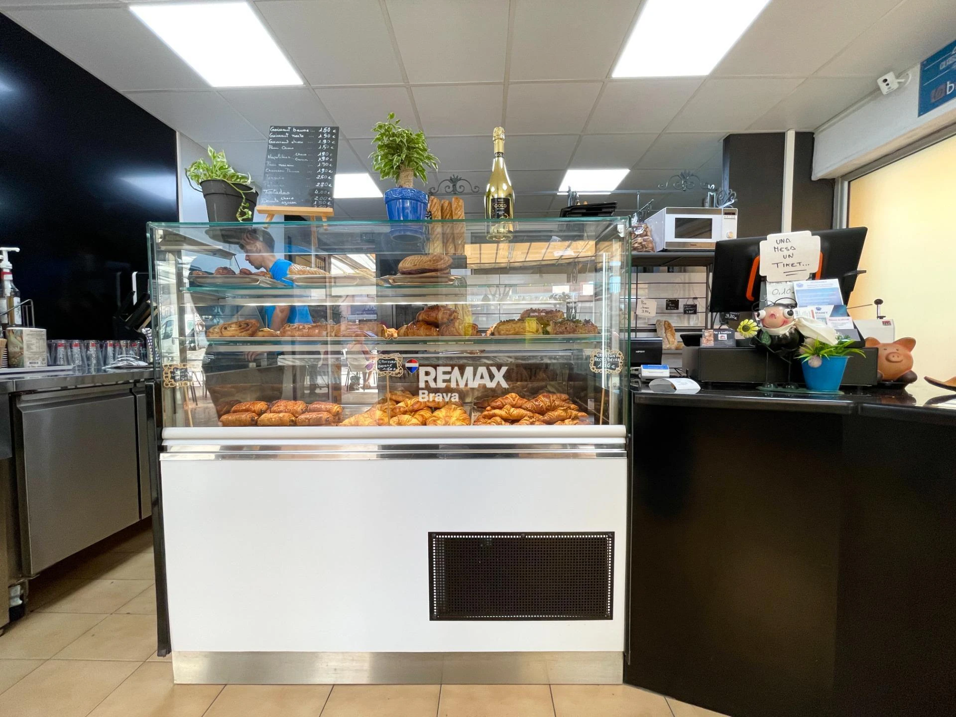 Roses, Santa Margarita: se traspasa una panadería - cafetería en pleno funcionamiento