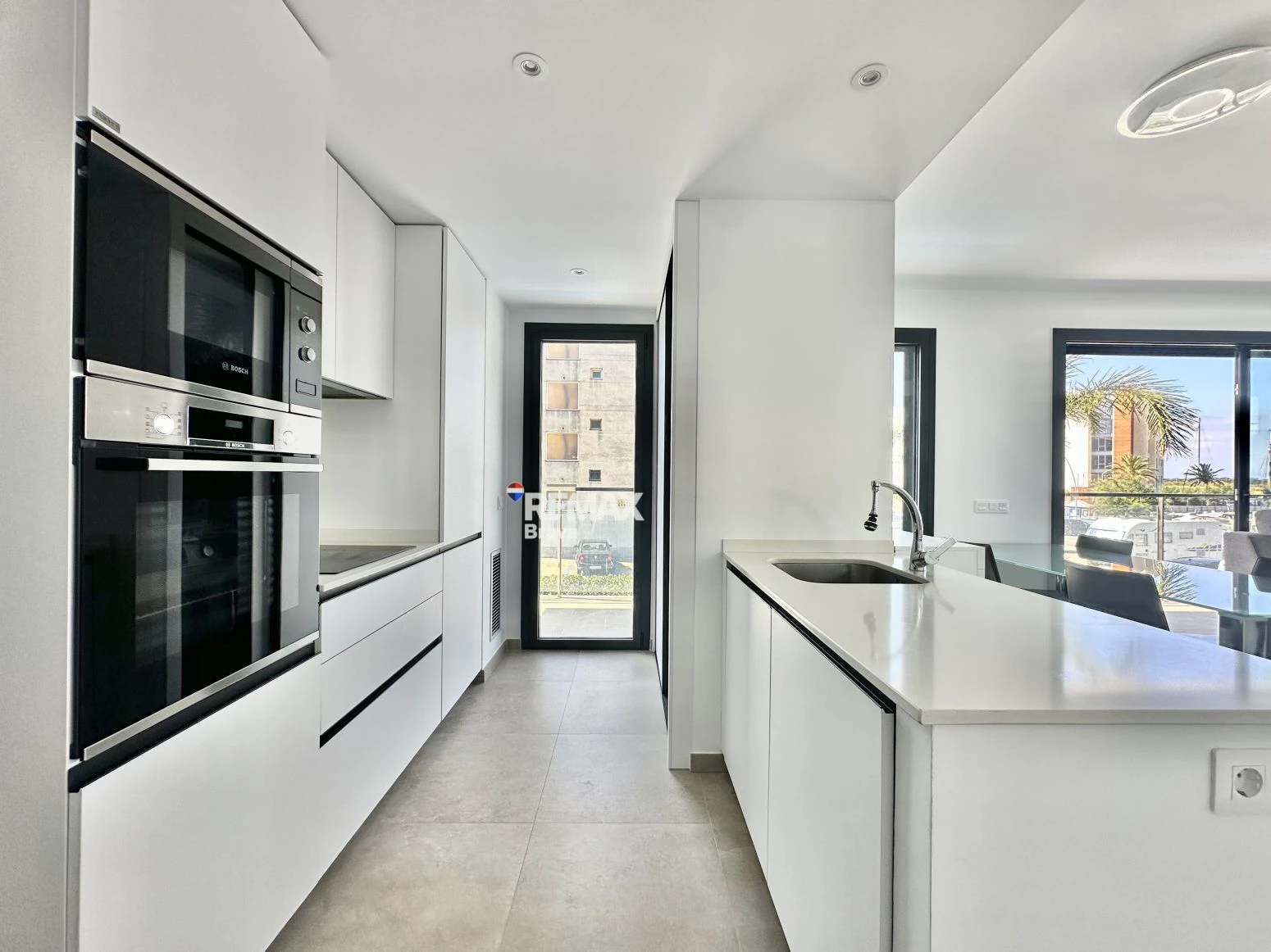 Roses, Santa Margarita | Moderno apartamento a estrenar en la Costa Brava