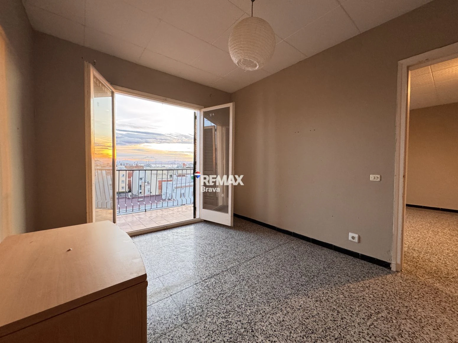 Apartamento con gran terraza y vistas al mar en pleno centro de Roses