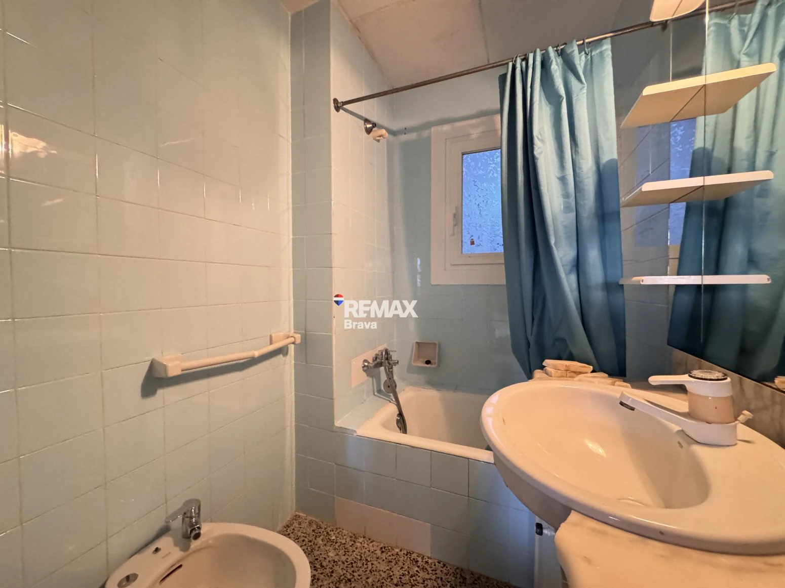 Apartamento con gran terraza y vistas al mar en pleno centro de Roses